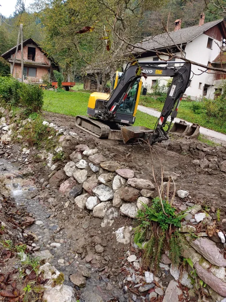 Gradbena mehanizacija pri izvedbi kamnitega zidu