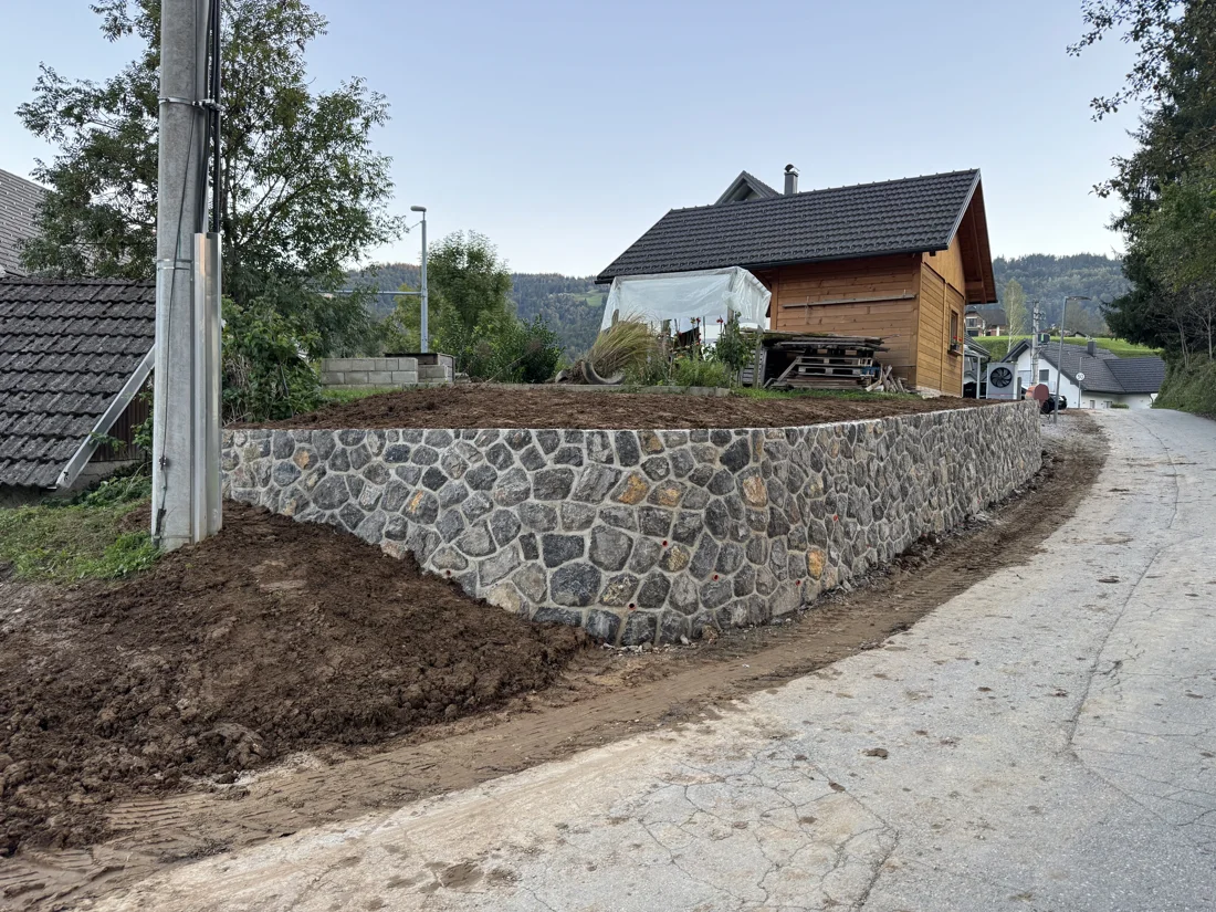 Kamniti podporni zid ob dovozu do hiše